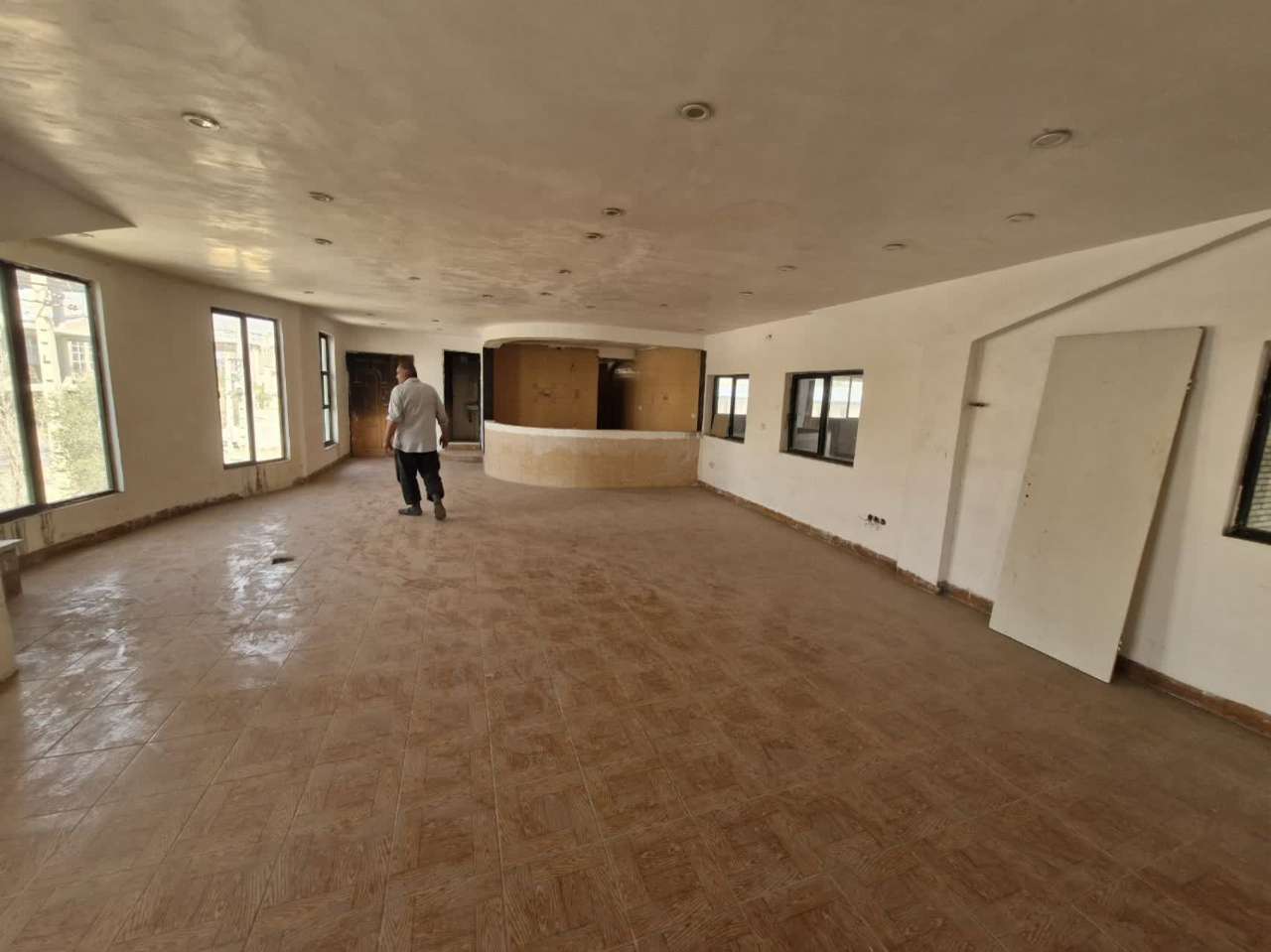 سوله مجهز با پروانه چوب و مبل برای اجاره در عباس‌آباد _ املاک صنعت سوله