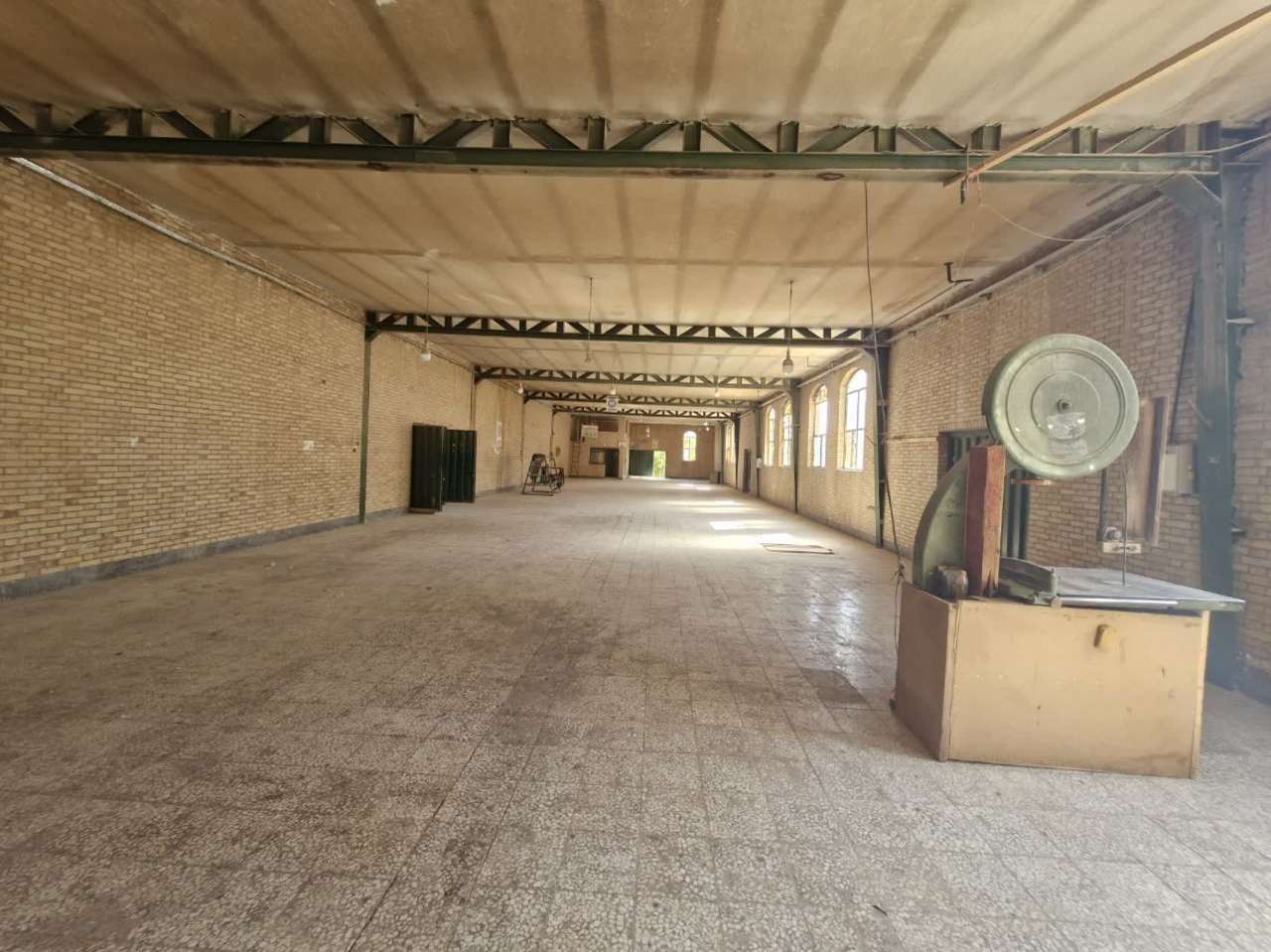 سوله مجهز با پروانه چوب و مبل برای اجاره در عباس‌آباد _ املاک صنعت سوله