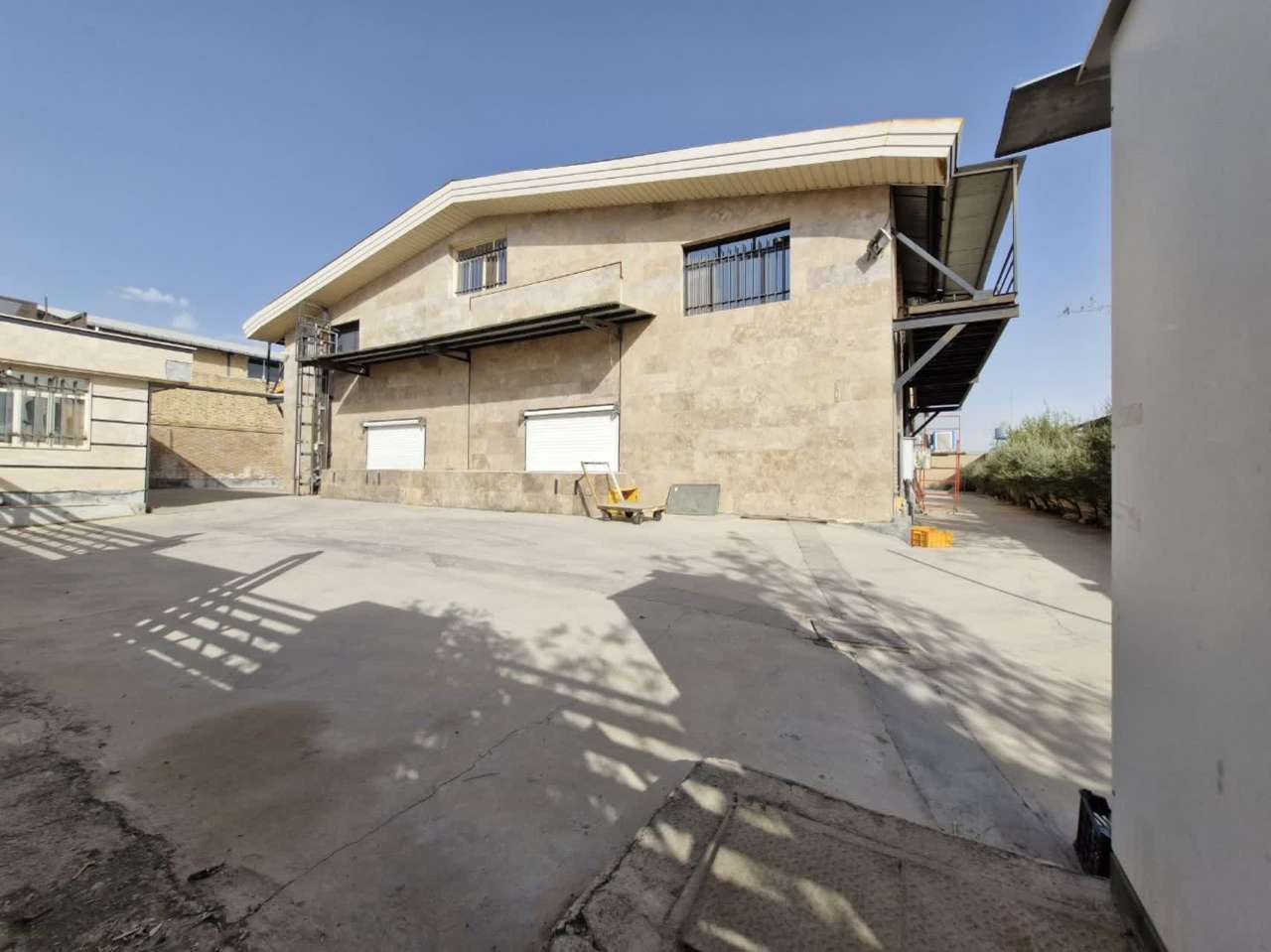 فروش سوله  غذایی در عباس اباد 1520 متر _ املاک صنعت سوله