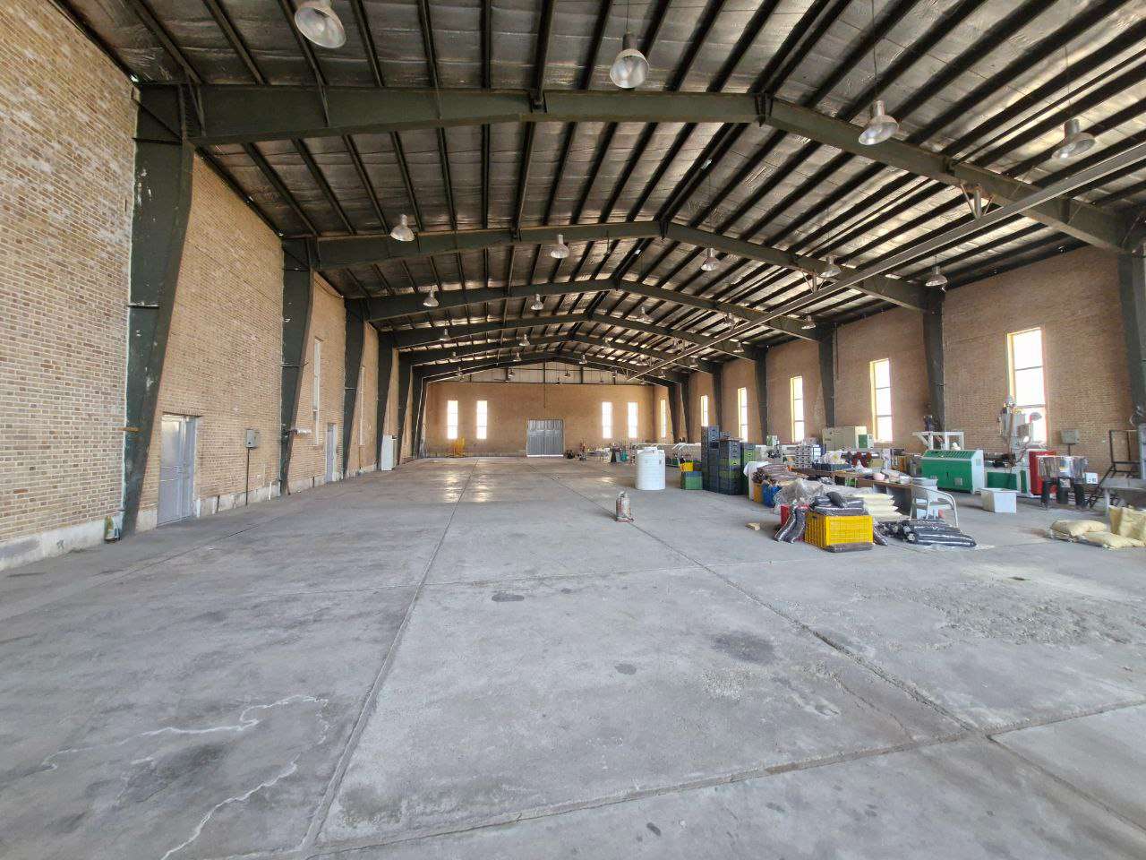 اجاره سوله تولید سلفون و نایلون با پروانه معتبر - شهرک صنعتی عباس‌آباد 1400 متر _ املاک صنعت سوله