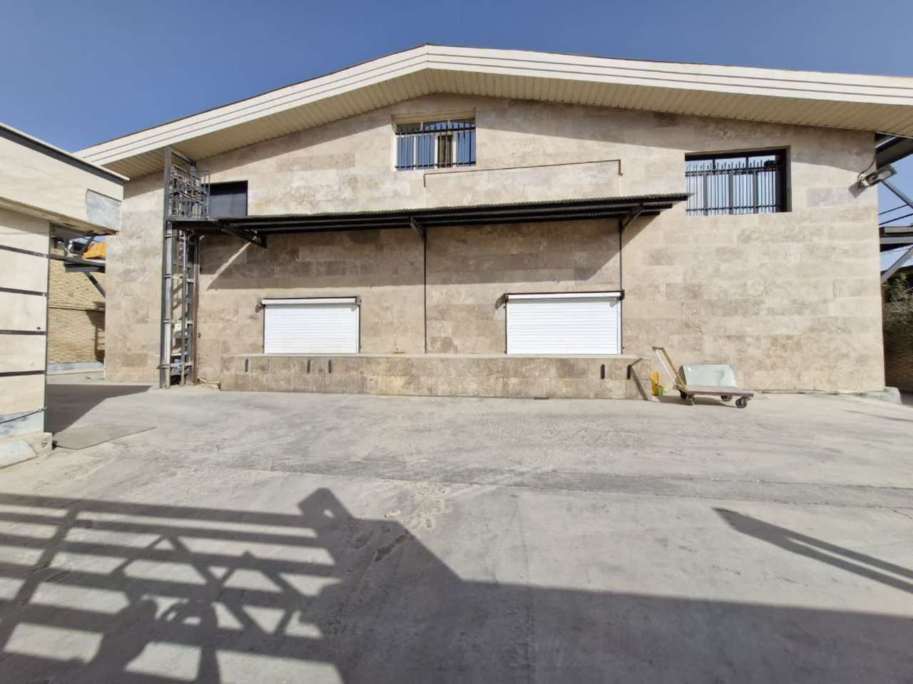 فروش سوله  غذایی در عباس اباد 1520 متر _ املاک صنعت سوله