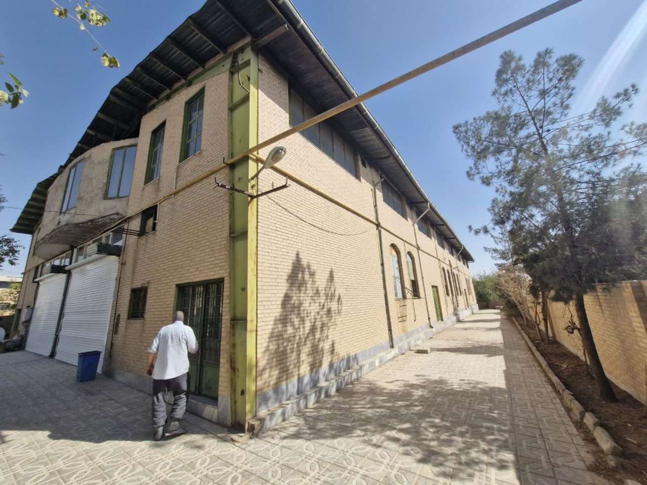 سوله مجهز با پروانه چوب و مبل برای اجاره در عباس‌آباد _ املاک صنعت سوله