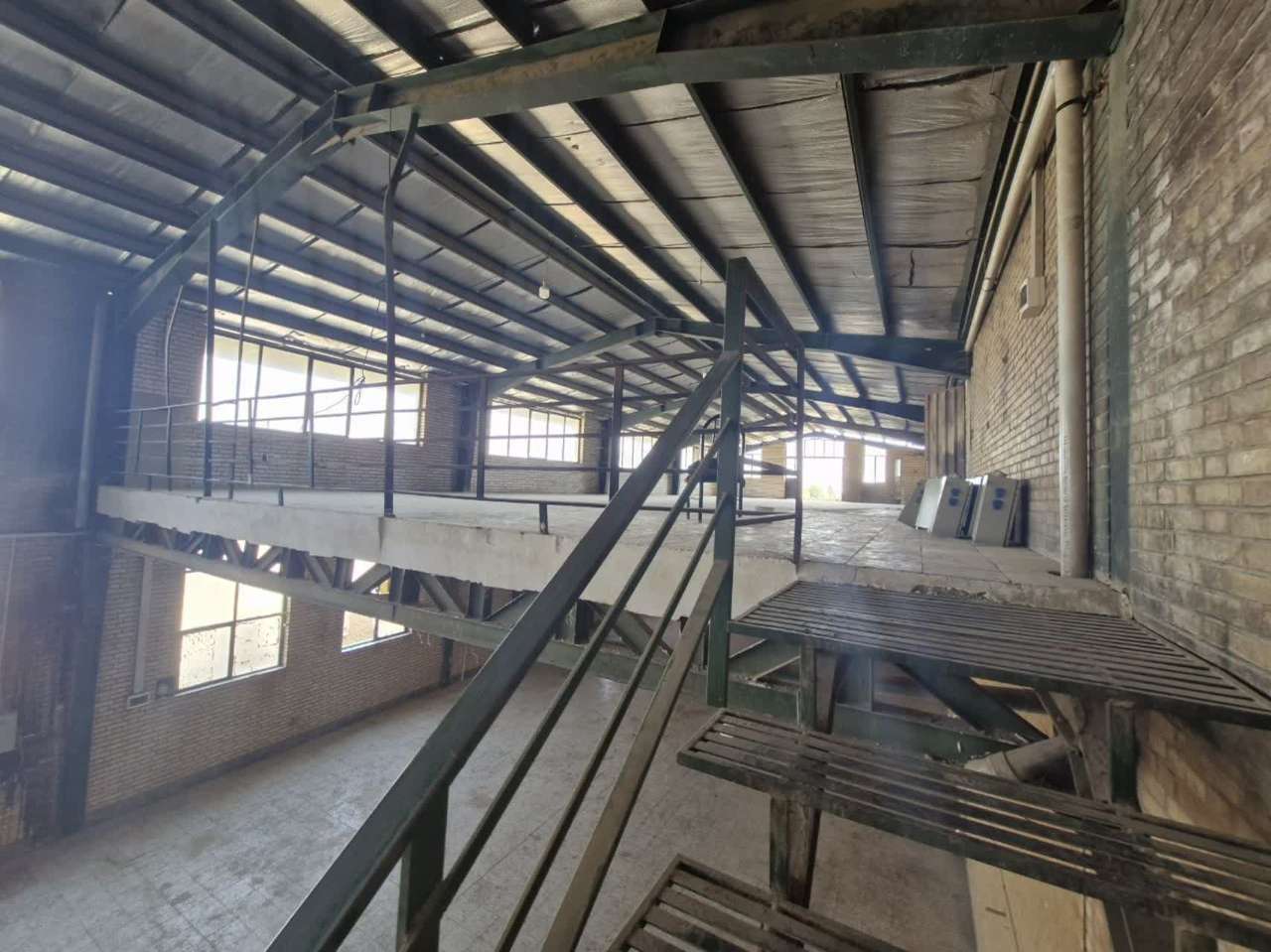 سوله مجهز با پروانه چوب و مبل برای اجاره در عباس‌آباد _ املاک صنعت سوله