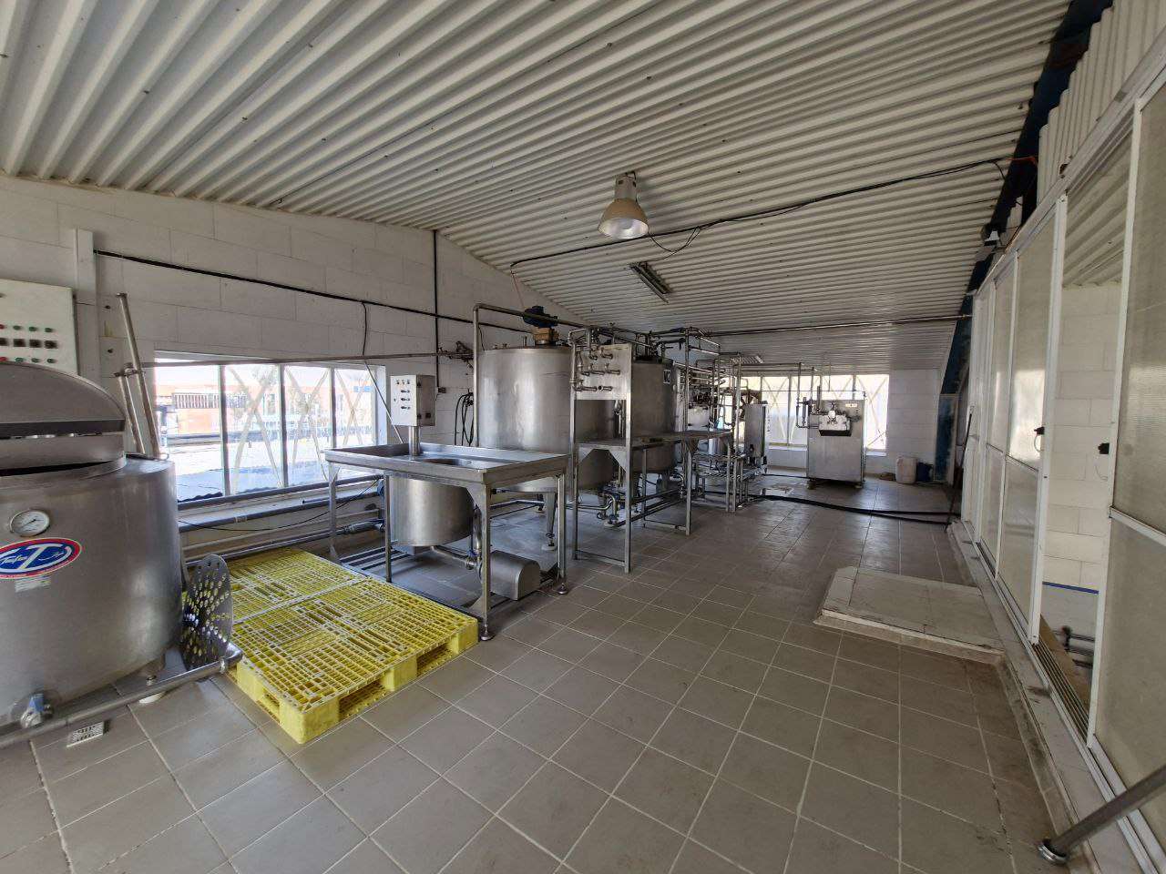 فروش کارخانه تولید بستنی با تجهیزات کامل - شهرک صنعتی خوارزمی 1500 متر _ املاک صنعت سوله