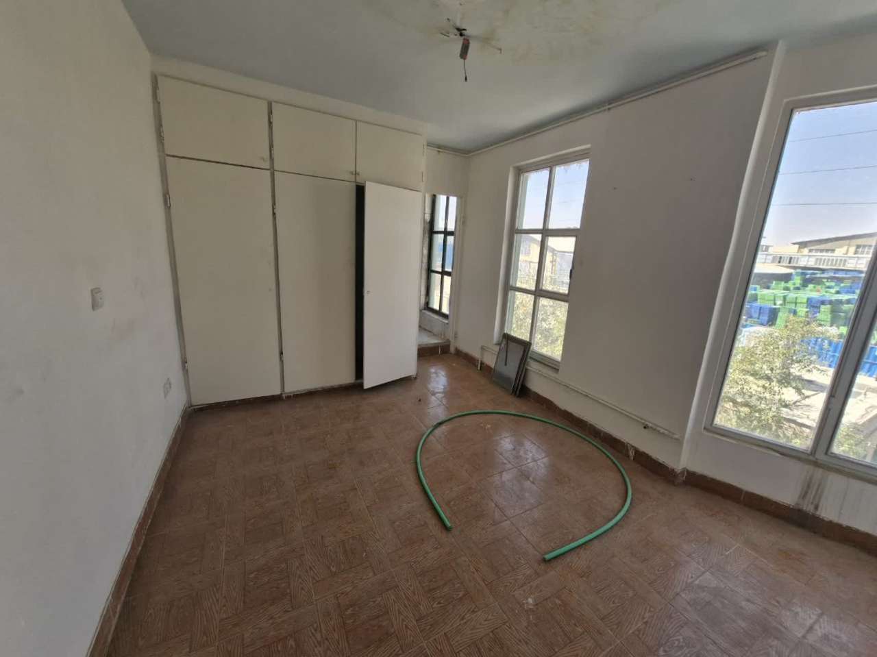 سوله مجهز با پروانه چوب و مبل برای اجاره در عباس‌آباد _ املاک صنعت سوله