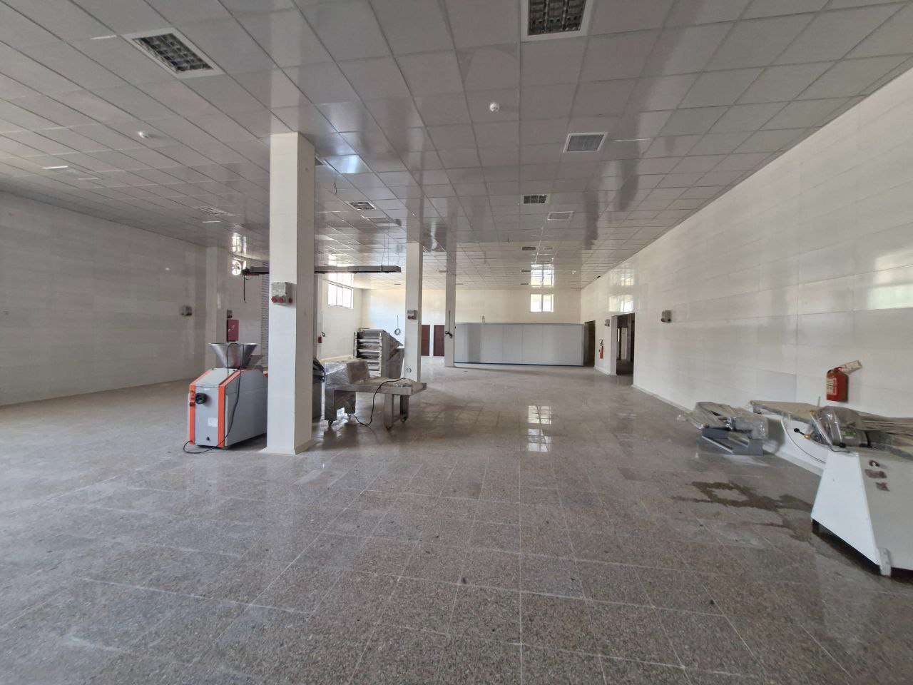 فروش کارخانه تولید نان، کیک و کلوچه با تجهیزات کامل - شهرک صنعتی خوارزمی 4000 متر _ املاک صنعت سوله