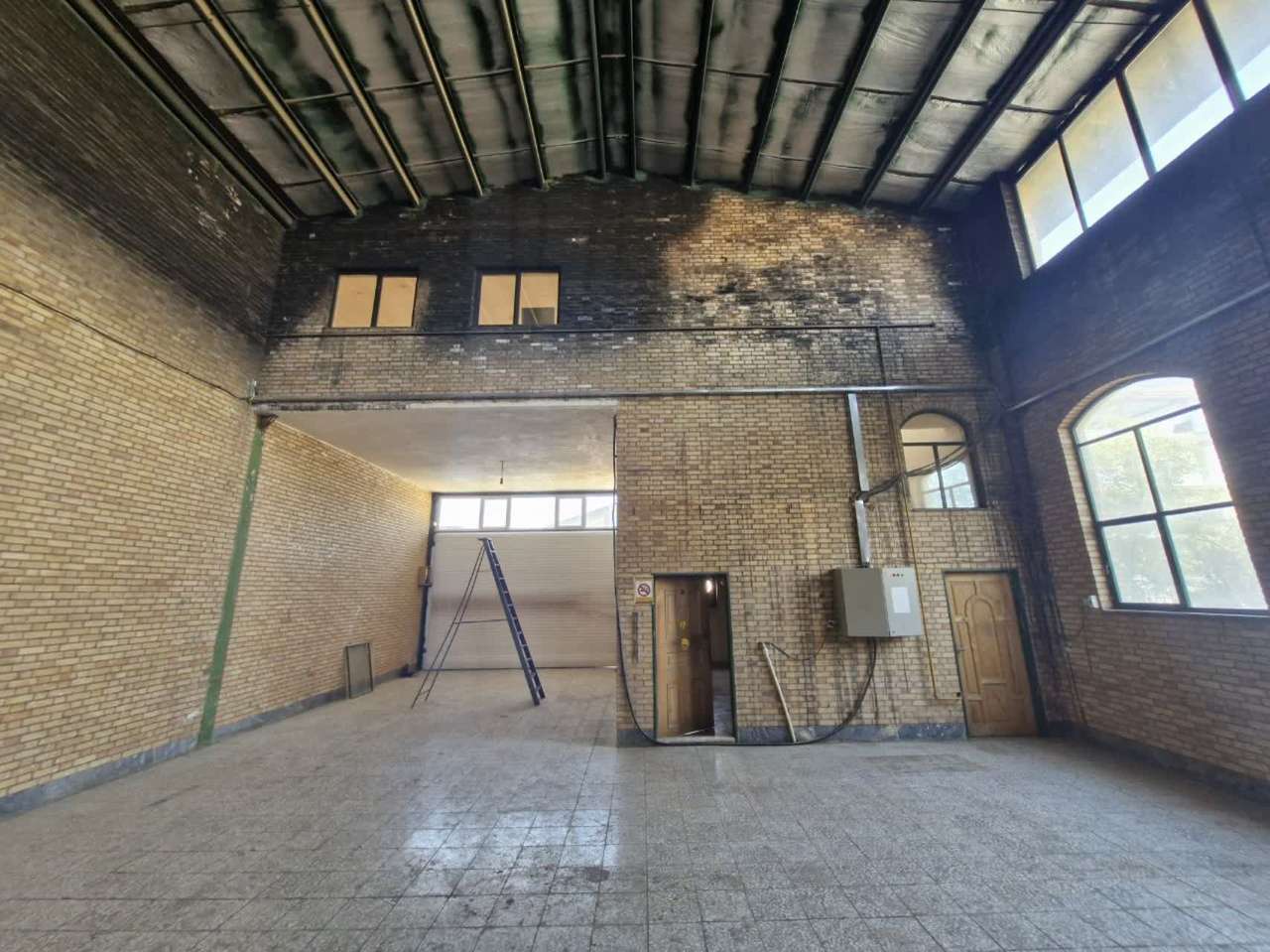 سوله مجهز با پروانه چوب و مبل برای اجاره در عباس‌آباد _ املاک صنعت سوله