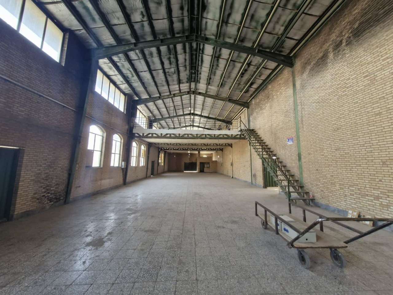 سوله مجهز با پروانه چوب و مبل برای اجاره در عباس‌آباد _ املاک صنعت سوله