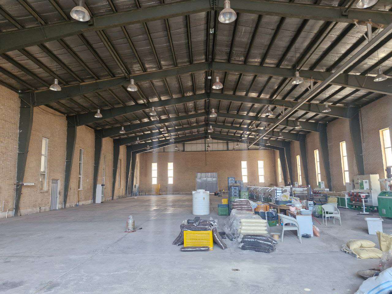 اجاره سوله تولید سلفون و نایلون با پروانه معتبر - شهرک صنعتی عباس‌آباد 1400 متر _ املاک صنعت سوله